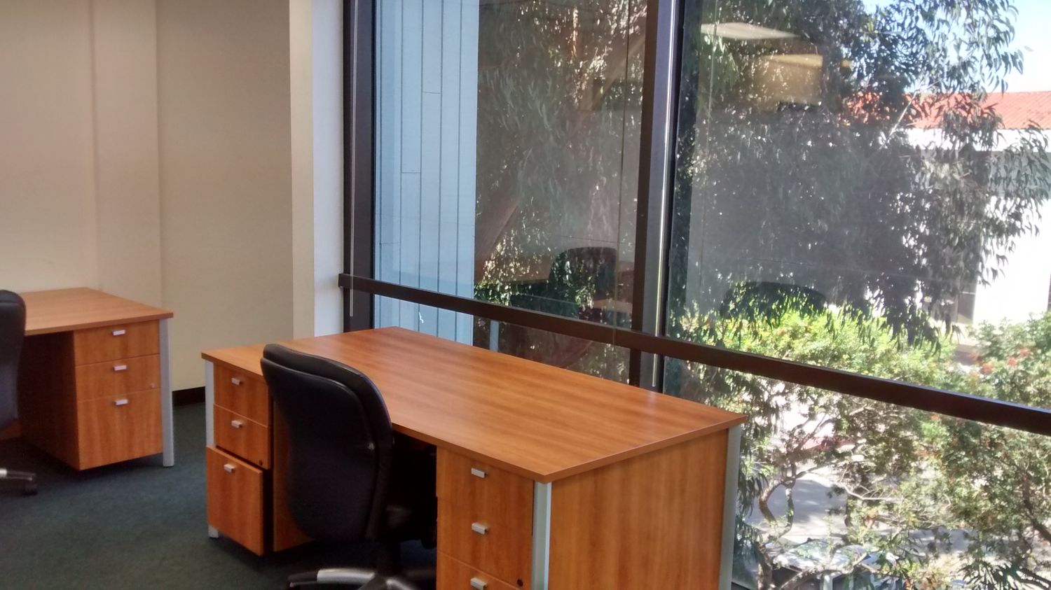 4 PRIVATE OFFICES & LARGE OPEN SPACE